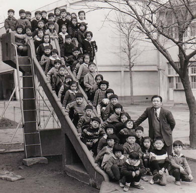 第三日野小学校一年一組記念写真