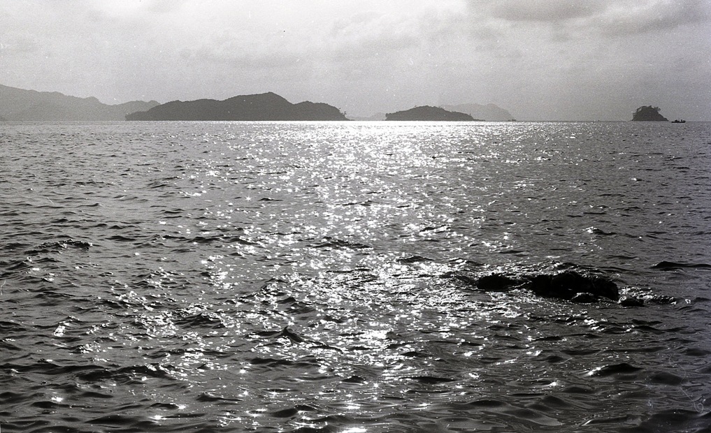 SLを待つ間、眺めていた秋の海（湯玉・1973）