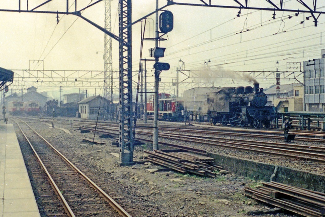 朝の運転所（足尾線、桐生駅・1970）