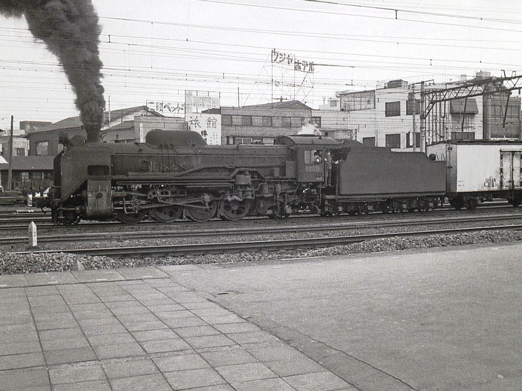 ホームから眺めていたD51(高島線、鶴見駅・1970）