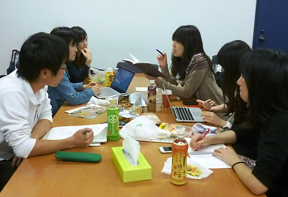 学内アンケートの打合せ中（2013）