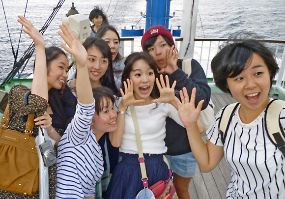 遊覧船にて（神戸・2015）
